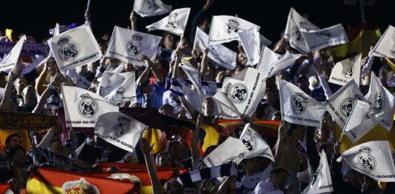 La afición del Real Madrid canta el himno.