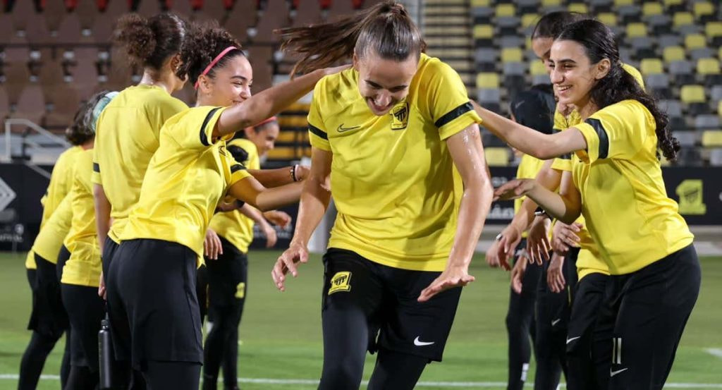 Ashleigh Plumptre, exjugadora del Leicester, es recibida por sus compañeras del Al-Ittihad Ladies.