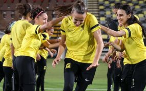 Ashleigh Plumptre, exjugadora del Leicester, es recibida por sus compañeras del Al-Ittihad Ladies.