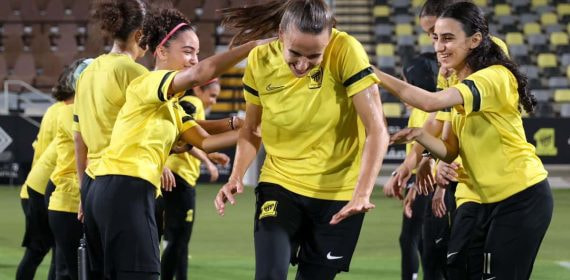 Ashleigh Plumptre, exjugadora del Leicester, es recibida por sus compañeras del Al-Ittihad Ladies.