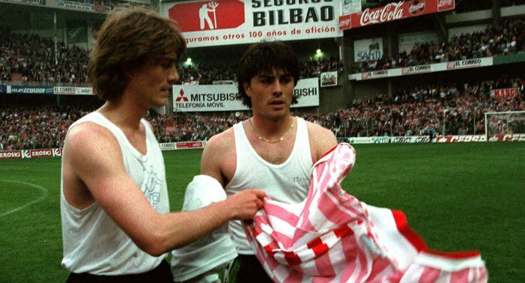 Julen Guerrero se cambia la camiseta con su hermano José Félix en un Athletic-Racing.