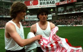 Julen Guerrero se cambia la camiseta con su hermano José Félix en un Athletic-Racing.
