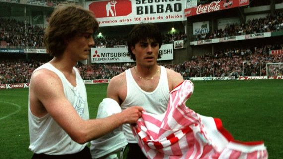 Julen Guerrero se cambia la camiseta con su hermano José Félix en un Athletic-Racing.