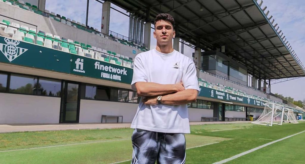 Marc Roca posa en la ciudad deportiva del Betis.
