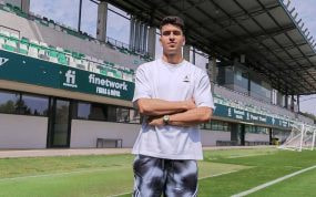 Marc Roca posa en la ciudad deportiva del Betis.
