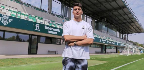 Marc Roca posa en la ciudad deportiva del Betis.