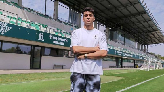 Marc Roca posa en la ciudad deportiva del Betis.