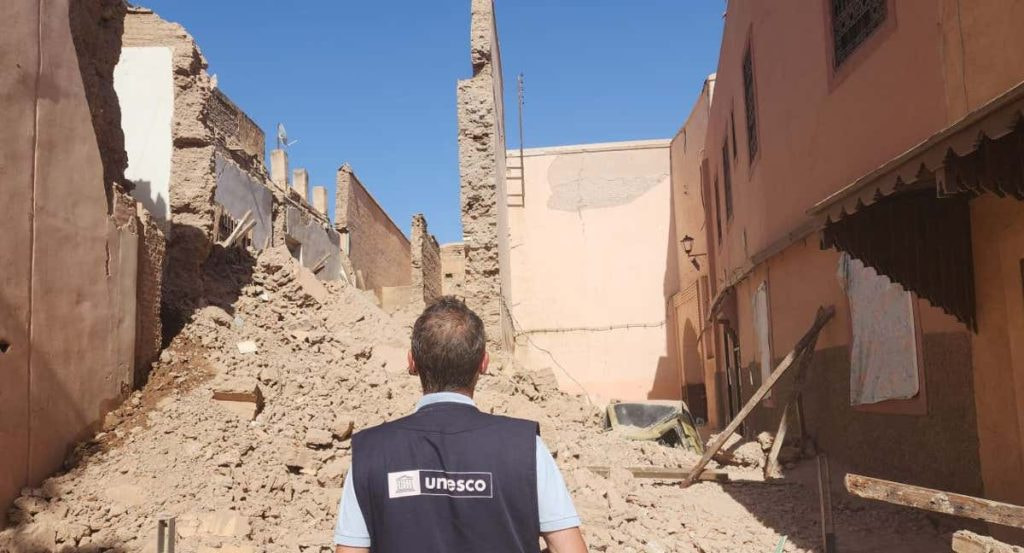 Un voluntario de UNESCO observa los estragos del terremoto en Marrakech.