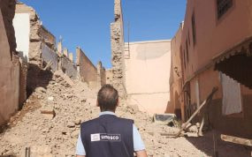 Un voluntario de UNESCO observa los estragos del terremoto en Marrakech.