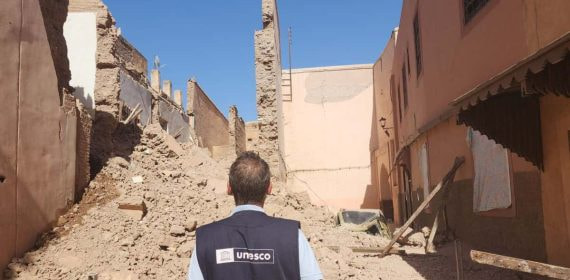 Un voluntario de UNESCO observa los estragos del terremoto en Marrakech.
