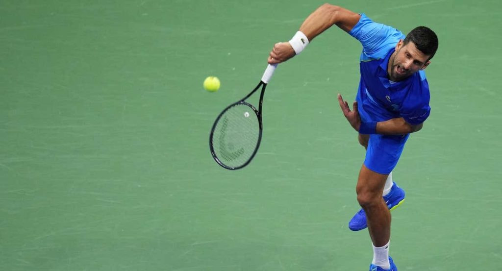 Novak Djokovic al servicio durante un partido del US Open.
