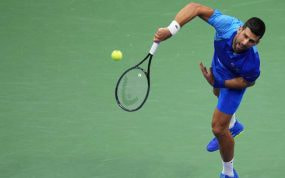 Novak Djokovic al servicio durante un partido del US Open.
