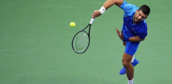 Novak Djokovic al servicio durante un partido del US Open.