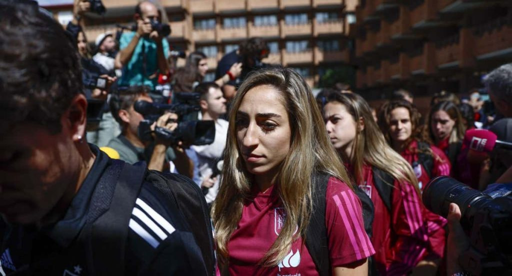 Olga Carmona y Athenea, subiéndose al bus de la selección hoy en Madrid.