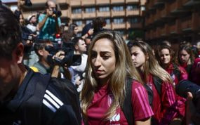 Olga Carmona y Athenea, subiéndose al bus de la selección hoy en Madrid.