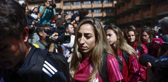 Olga Carmona y Athenea, subiéndose al bus de la selección hoy en Madrid.