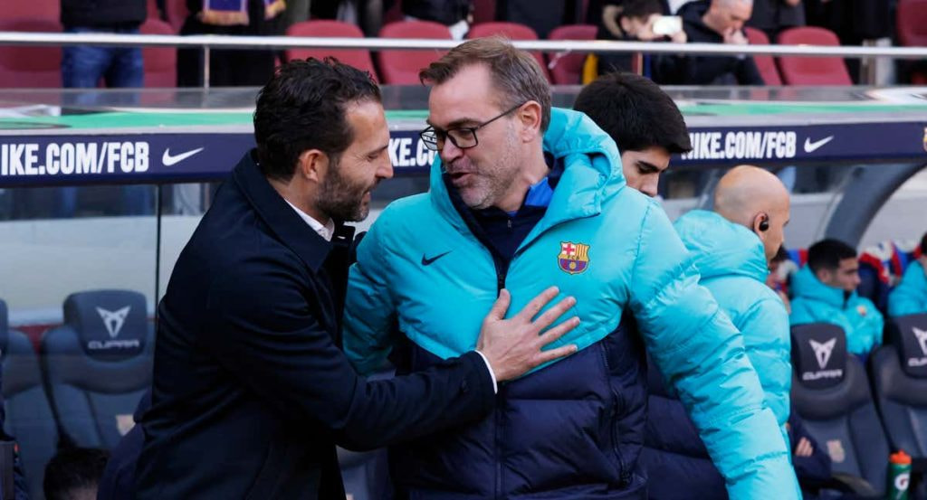 Óscar Hernández en el banquillo del Barcelona.