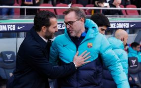 Óscar Hernández en el banquillo del Barcelona.
