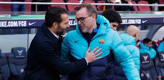 Óscar Hernández en el banquillo del Barcelona.