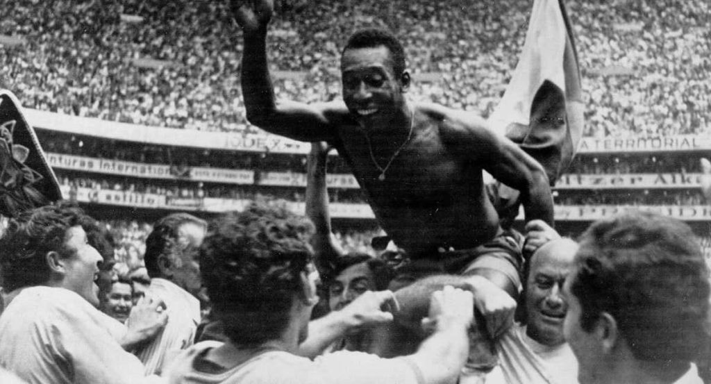 Pelé celebra el Mundial ganado con Brasil en 1970.
