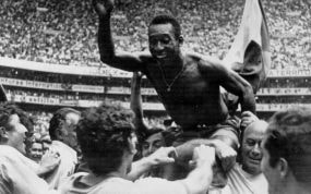 Pelé celebra el Mundial ganado con Brasil en 1970.