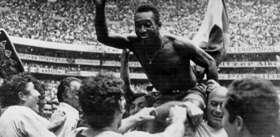 Pelé celebra el Mundial ganado con Brasil en 1970.