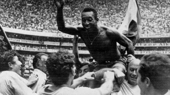 Pelé celebra el Mundial ganado con Brasil en 1970.