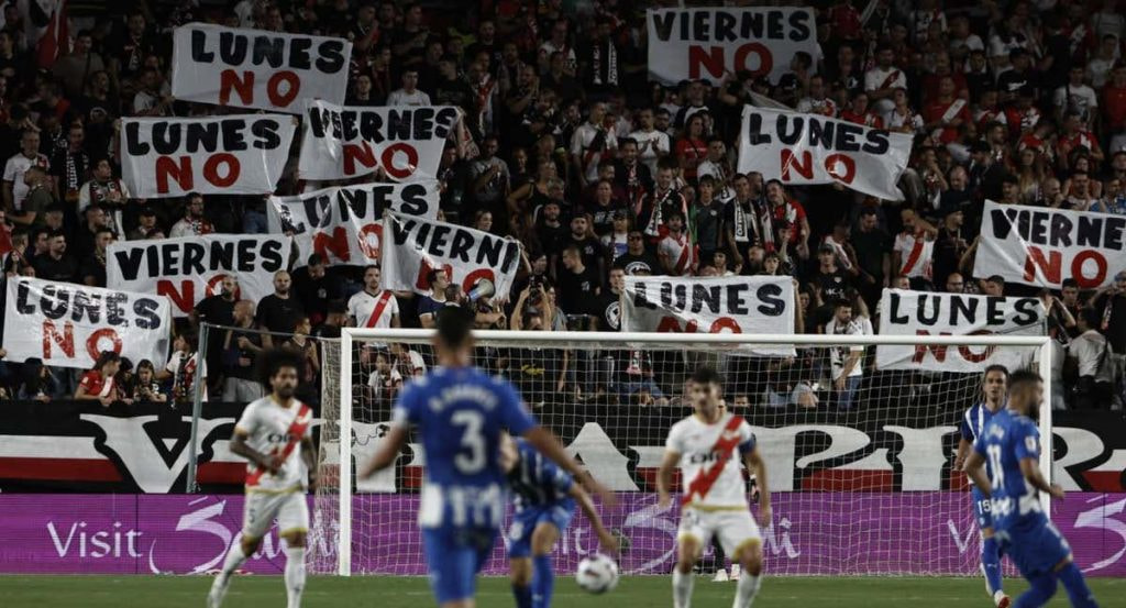 Protestas de la afición del Rayo Vallecano en el partido contra el Alavés del viernes 15 de septiembre .
