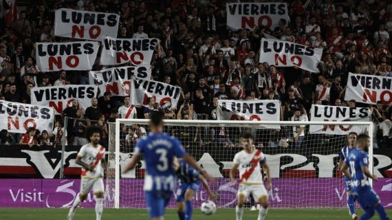 Protestas de la afición del Rayo Vallecano en el partido contra el Alavés del viernes 15 de septiembre .