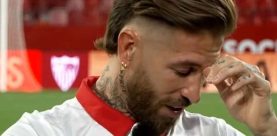 Sergio Ramos se emocionó en la entrevista que concedió en el Sánchez-Pizjuán, con la camiseta del Sevilla puesta, con motivo de su vuelta.