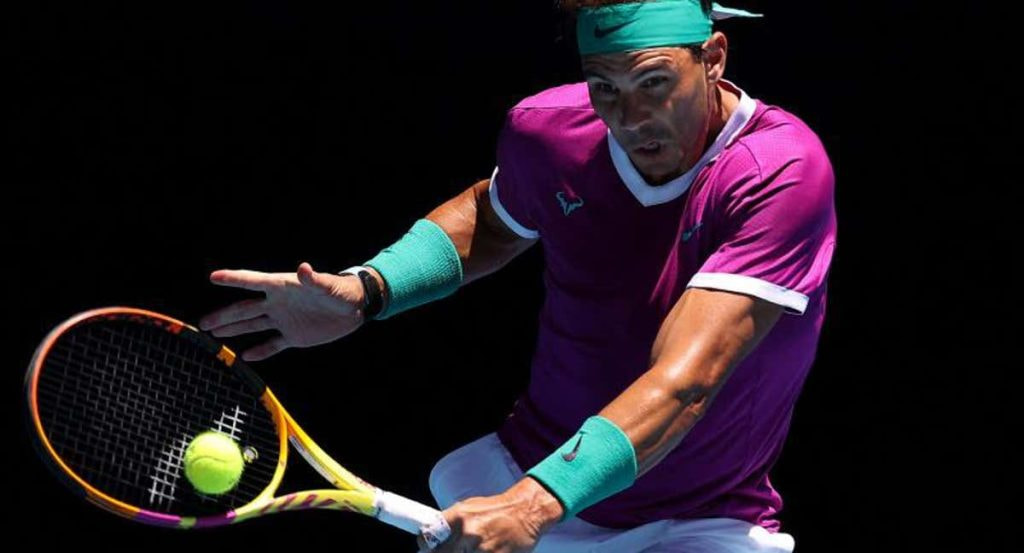 Nadal jugando el Open de Australia 2022.