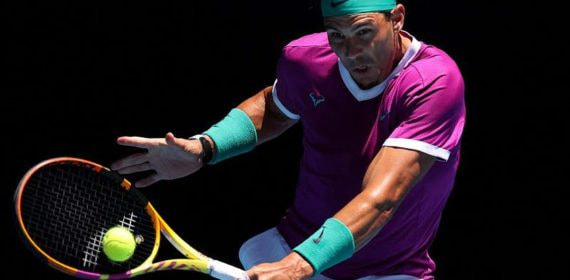Nadal jugando el Open de Australia 2022.