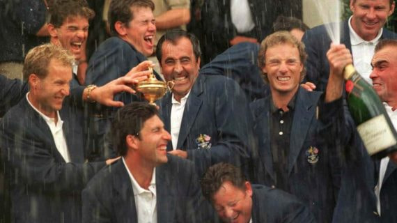 El equipo europeo celebrando su victoria.