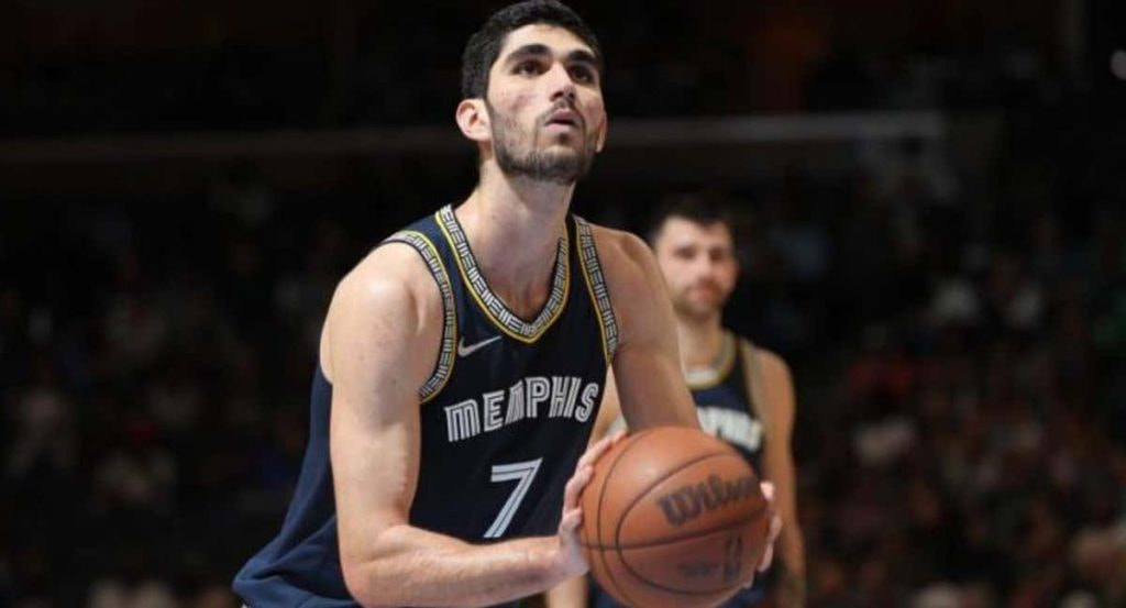 Santi Aldama jugando en los Grizzlies.