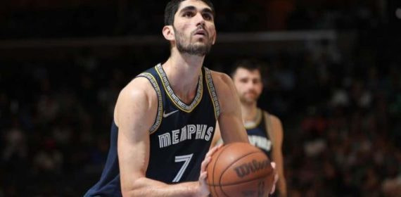 Santi Aldama jugando en los Grizzlies.