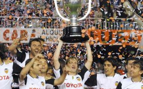El Valencia levanta la copa de la Liga.