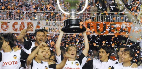 El Valencia levanta la copa de la Liga.