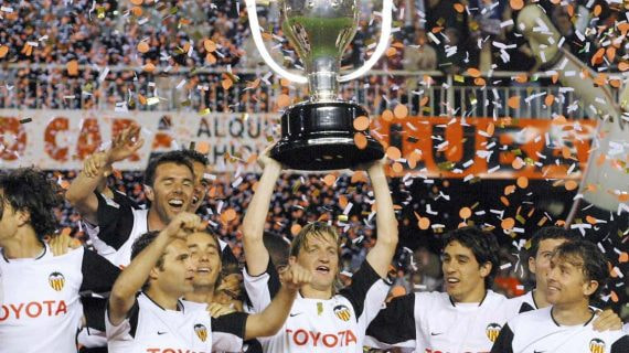 El Valencia levanta la copa de la Liga.