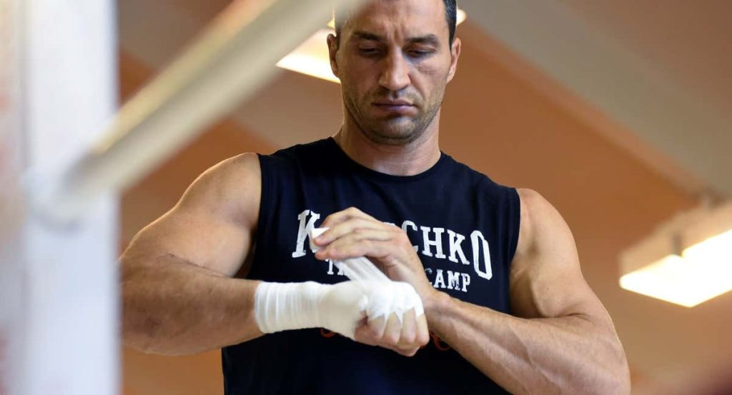 Boxeador profesional colocándose el vendaje.