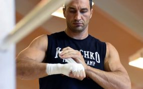 Boxeador profesional colocándose el vendaje.