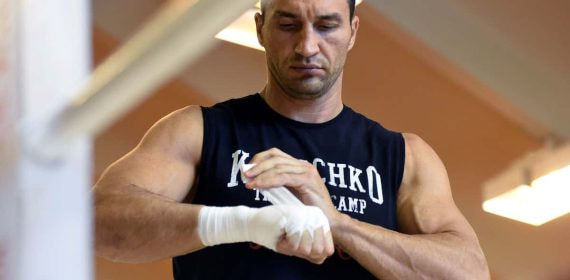 Boxeador profesional colocándose el vendaje.