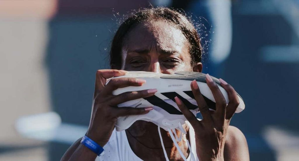 La etíope Tigist Assefa, tras batir el récord de mundo del maratón en Berlín.