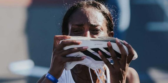 La etíope Tigist Assefa, tras batir el récord de mundo del maratón en Berlín.