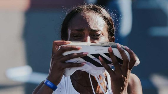 La etíope Tigist Assefa, tras batir el récord de mundo del maratón en Berlín.