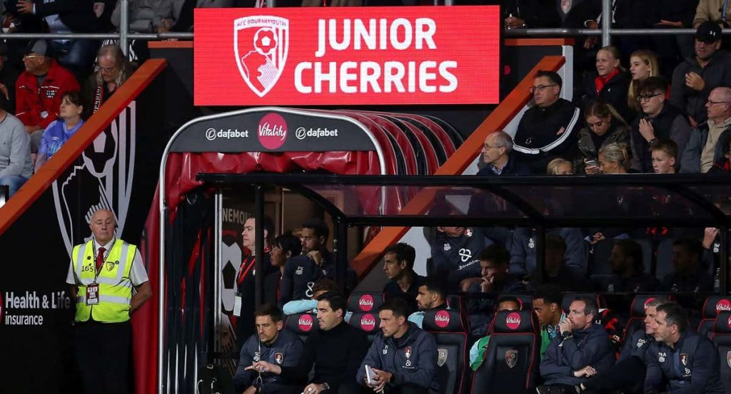Íñigo Pérez, sentado dos filas detrás de Iraola. GETTY IMAGES