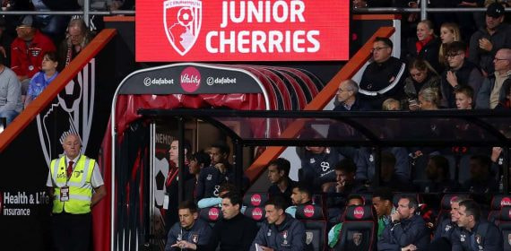 Íñigo Pérez, sentado dos filas detrás de Iraola. GETTY IMAGES