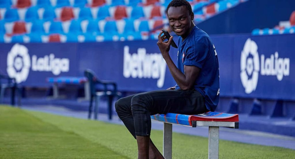 Pione Sisto, descalzo, antes de un partido con el Celta.