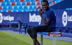 Pione Sisto, descalzo, antes de un partido con el Celta.