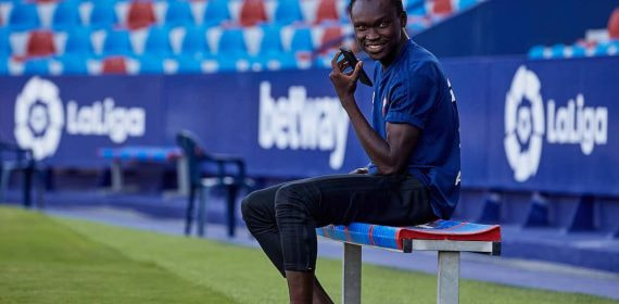 Pione Sisto, descalzo, antes de un partido con el Celta.