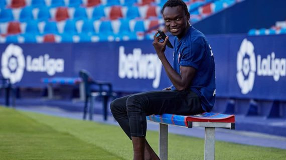 Pione Sisto, descalzo, antes de un partido con el Celta.
